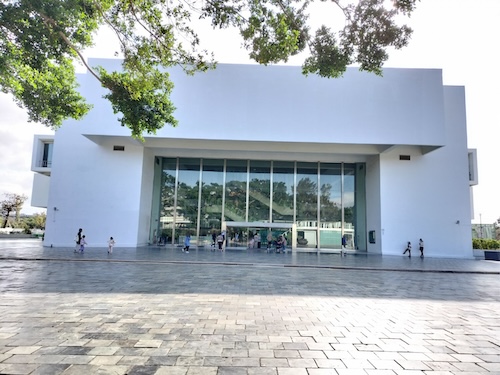 【訪日外国旅行者が楽しめる文化施設に】美術館で使用する作家紹介や展示案内の……